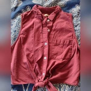 🏷️Red sleeveless button up shirt -hollister-
